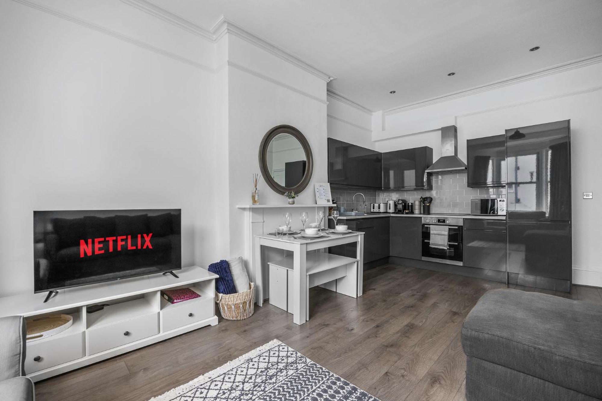 2 Bedroom Flat - With King Sized Beds, Netflix And Sky - Perfect For Contractors, Vacation Guests Or Those Relocating Brighton Exterior photo